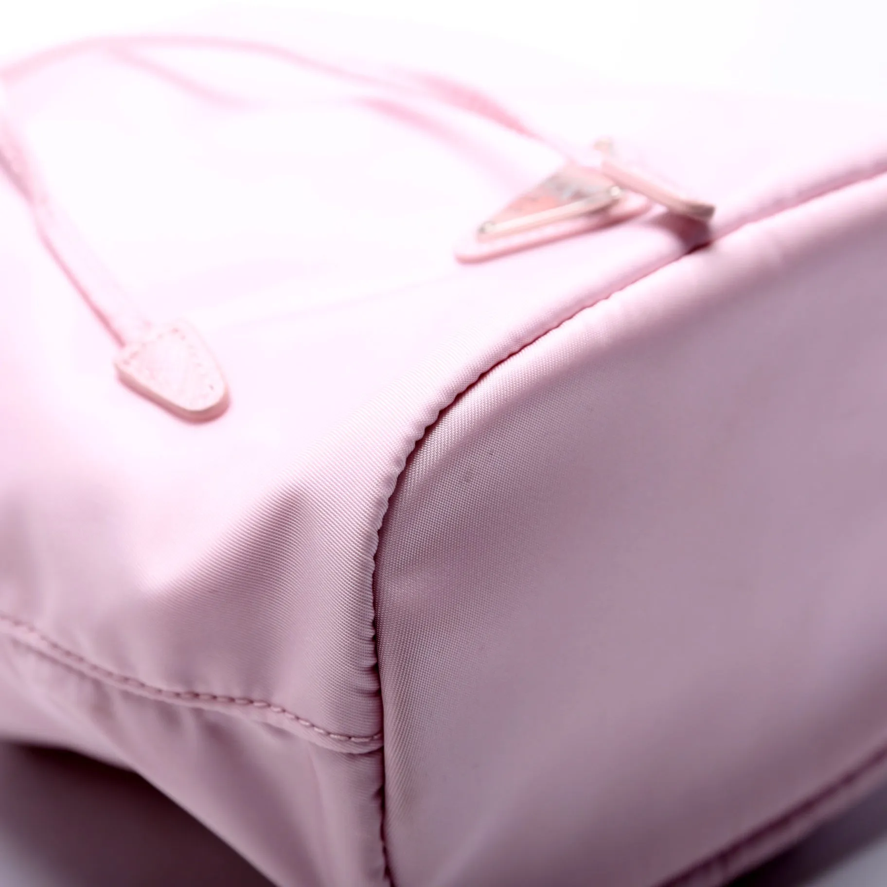 1NE369 Re-Nylon Drawstring Pouch Pink