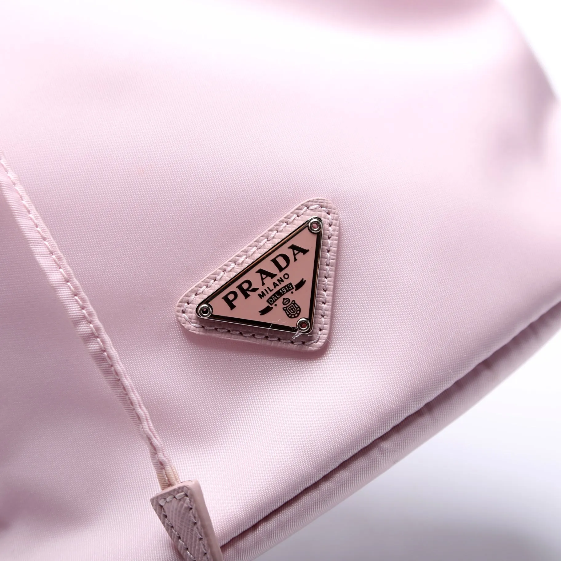 1NE369 Re-Nylon Drawstring Pouch Pink
