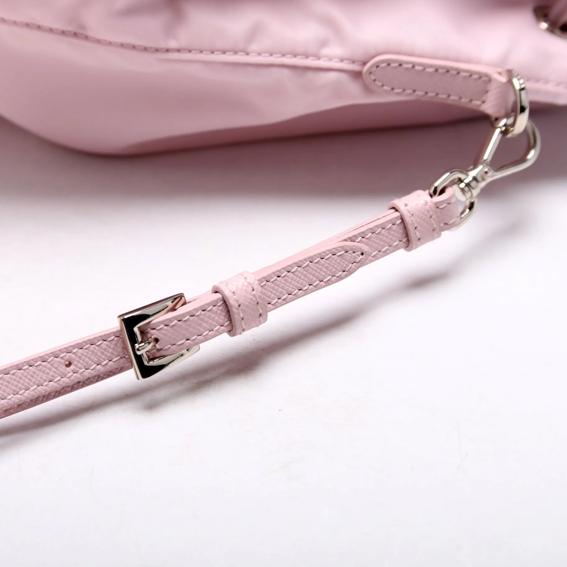 1NE369 Re-Nylon Drawstring Pouch Pink