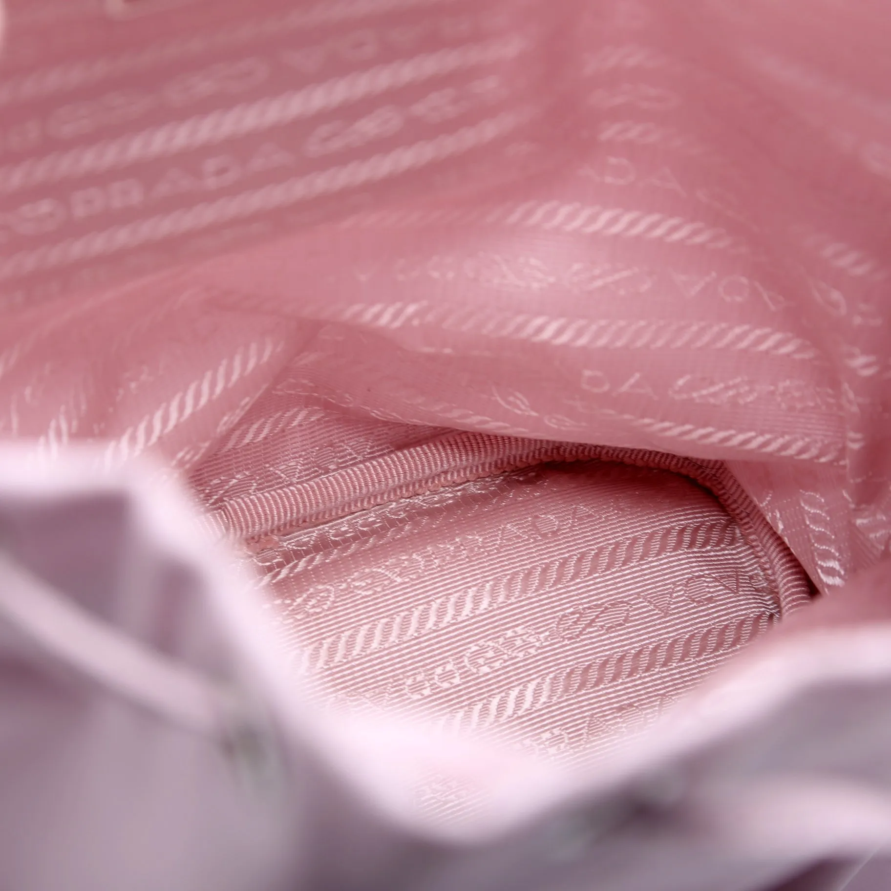 1NE369 Re-Nylon Drawstring Pouch Pink